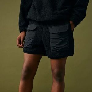 Urban Outfitters Standard Cloth Block Cargo Fleece Short 5inch inseam M black